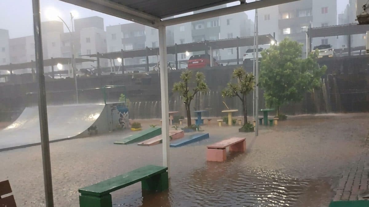 Temporal com Alerta Roxo Causa Cancelamento de Aulas em 12 Escolas de Chapecó