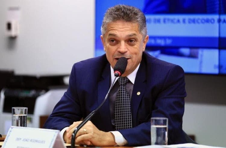 João Rodrigues rebate Jorginho Mello e questiona investimentos em Chapecó