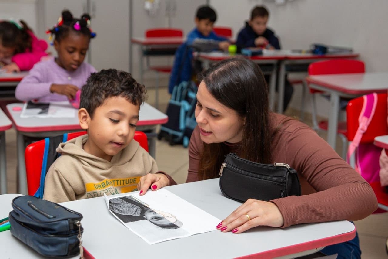 Alunos de Chapecó Exploraram a Arte e a Autoestima com Criação de Autorretratos