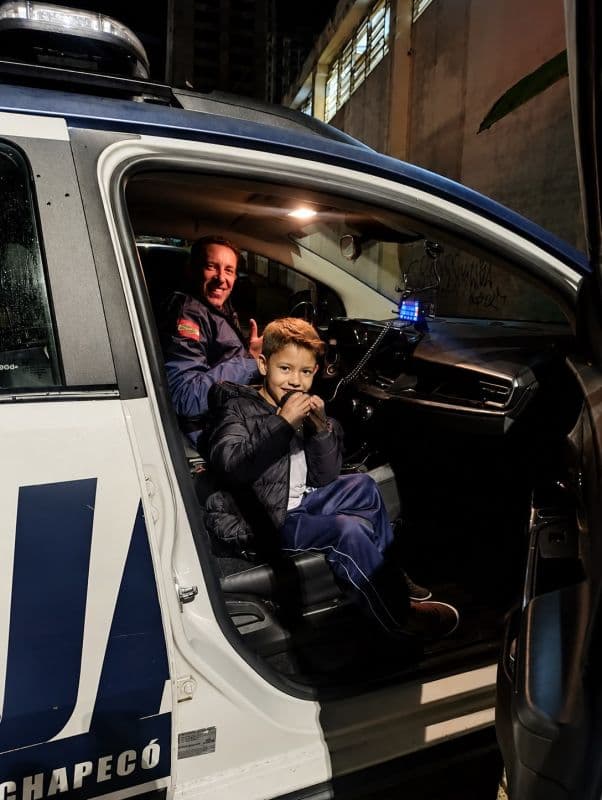 Menino fã da Guarda Municipal emociona agentes em visita histórica em Chapecó