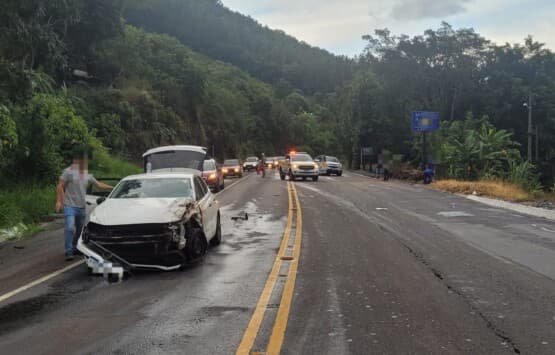 Ultrapassagem termina em colisão entre caminhonete e carro na SC-480 em Chapecó