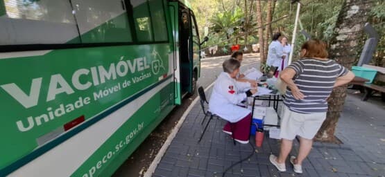 Vacinação itinerante aplica 476 doses em um dia e reforça cobertura em Chapecó