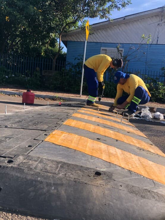 Chapecó instala primeira lombada pré-moldada para reforçar segurança no trânsito