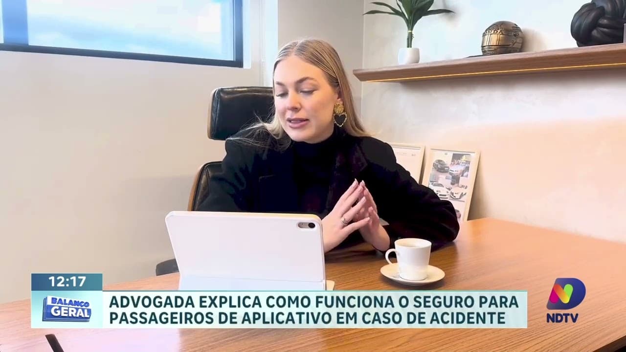 Carro de aplicativo capota e cai em barranco ao lado de posto de saúde