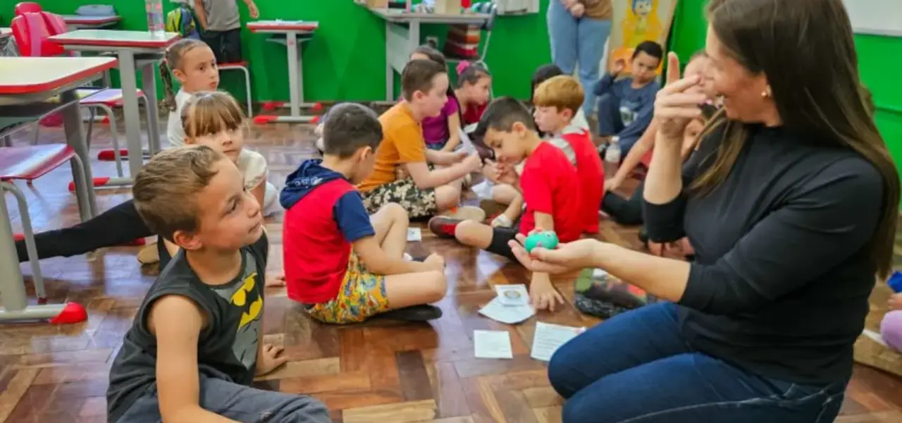 Escola em Chapecó aplica atividades de alfabetização com mascotes - Visor Notícias