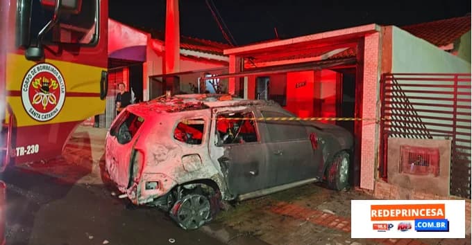 Incêndio destrói veículo em garagem de residência durante a madrugada em Chapecó - Rede Princesa Xanxerê